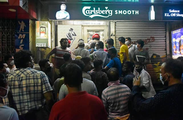 Coronavirus Emergency In Kolkata People stands in front of a liqour shop without maintaining social distancing amid coronavirus emergency in Kolkata, India, 15 May, 2021. West Bengal government announces lockdown from May 16 till May 30, amid Covid-19 surge according to an Indian media report. Kolkata India aditya-notitle210515_npg7x  Copyright: xIndranilxAdityax
