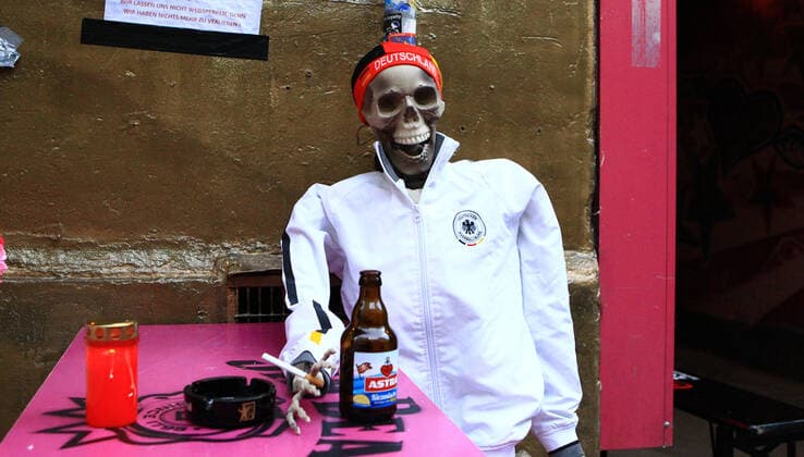 The operators of the 99 Cent Bar in Gerhardstraße 3 on St Pauli have put skeletons on tables in front of the bar They are protesting against the Corona measures of the Hamburg Senate, which among other things prohibit catering establishments from opening St Pauli Hamburg