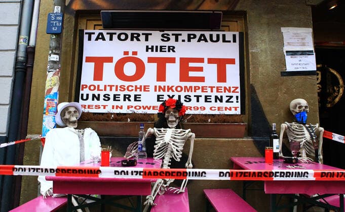 The operators of the 99 Cent Bar in Gerhardstraße 3 on St Pauli have put skeletons on tables in front of the bar They are protesting against the Corona measures of the Hamburg Senate, which among other things prohibit catering establishments from opening St Pauli Hamburg