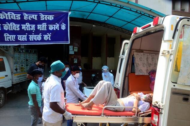 May 16, 2021, Prayagraj, Uttar Pradesh, India: Prayagraj: Family members carrying a COVID-19 patient to shift in level-3 ward of Swaroop Rani Nehru Hospital in Prayagraj on Sunday, May 16, 2021. Prayagraj India - ZUMAv115 20210516_zap_v115_018 Copyright: xPrabhatxKumarxVermax
