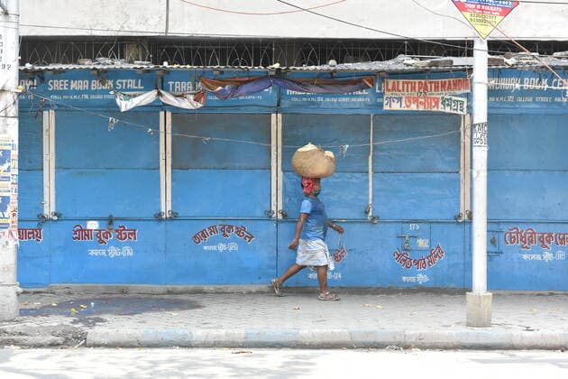West Bengal Under Lockdown Till 30th May A woman walks in front the closed shops during a lockdown imposed by the government amidst rising Covid-19 coronavirus cases, in Kolkata, India on May 16, 2021.The West Bengal Government on Saturday announced a complete lockdown across the state from May 16 to May 30. It also imposed a night curfew. Kolkata India sen-notitle210516_npeYS  Copyright: xSukhomoyxSenx