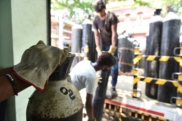 Virus Outbreak India Labourers seen in a government hospital unloading medical oxygen as to maintain emergency requirement for the covid19 patients in Kolkata, India, on May 16, 2021. Government of West Bengal urges to Centre to step up medical oxygen supply. State s medical oxygen demand is expected to jump up to 550 tonnes a day. Kolkata West Bengal India sen-notitle210516_npOAU  Copyright: xSukhomoyxSenx