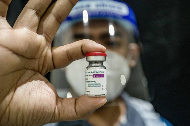 Malaysia s AstraZeneca COVID-19 Vaccination Program A healthcare worker holds a bottle of AstraZeneca s COVID-19 vaccine as part of a mass vaccination program in Kuala Lumpur on May 16, 2021. Kuala Lumpur Malaysia latif-notitle210516_npQrU  Copyright: xMohdxFirdausx