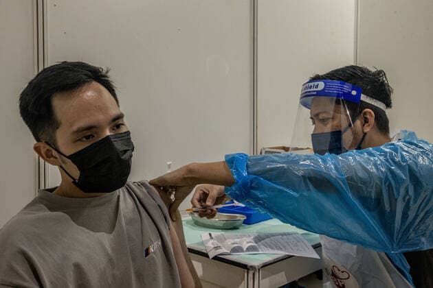 Malaysia s AstraZeneca COVID-19 Vaccination Program A man receives a dose of AstraZeneca COVID-19 vaccine during mass vaccination program in Kuala Lumpur on May 16, 2021. Kuala Lumpur Malaysia latif-notitle210516_npS7D  Copyright: xMohdxFirdausx