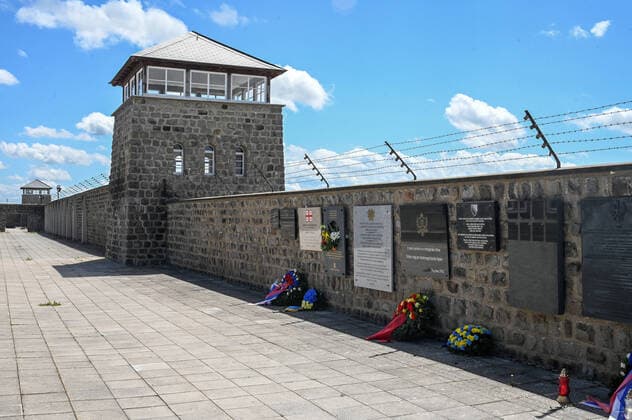 Bilder des Jahres 2021, News 05 Mai News Bilder des Tages News Themen der Woche KW19 76. Gedenktag am 16.05.21, zur Befreiung des Konzentrationslagers Mauthausen in Oberösterreich, durch amerikanische Truppen, nach dem Zerfall des Hitler-Deutschland, am 6.Mai 1945. Das Bild zeigt eine Ansicht einer Innenmauer mit Wachturm 2021 - 76. Gedenktag, am 16.05.21 zur Befreiung des Konzentrationslagers Mauthausen in Oberösterreich. *** 76 Memorial day on 16 05 21, for the liberation of the concentration camp Mauthausen in Upper Austria, by American troops, after the disintegration of Hitlers Germany, on 6 May 1945 The picture shows a view of an inner wall with watchtower 2021 76 Memorial day, on 16 05 21, for the liberation of the concentration camp Mauthausen in Upper Austria