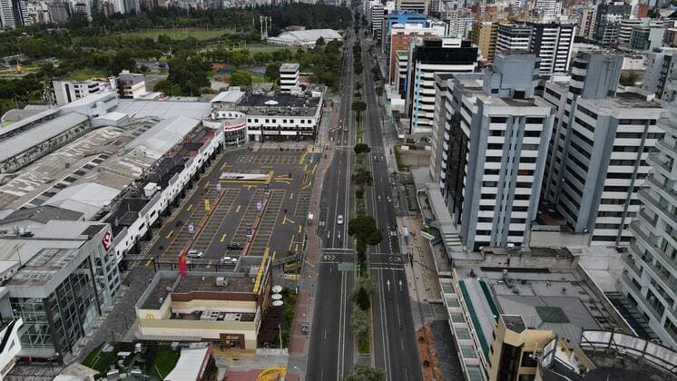 Photographs taken from a drone of empty streets in the last weekend of mass confinement in 16 of the 24 provinces of Ecuador, subjected since last 23 April to a state of emergency focused on stopping the rise of the Covid-19 pandemic and reduce pressure on the country s saturated hospital system, in Quito Ecuador, 16 May 2021. EFE José Jácome Ecuador lives its last weekend of confinement !ACHTUNG: NUR REDAKTIONELLE NUTZUNG!  Copyright: xJoséxJácomex AME8414 20210517-637568169379564130