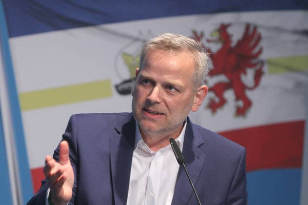 Blick am Sonnabend (15.05.2021) in Kemnitz (Landkreis Vorpommern Greifswald) auf den Landesparteitag der AfD Mecklenburg Vorpommern. Bei der Veranstaltung wählten die Teilnehmer ihre Kandidaten für die diesjährige Landtags- und Bundestagswahl. Dazu verständigten sie sich zu aktuellen Themen. Eigentlich sollte der Parteitag bereits früher stattfinden. Jedoch wollte man u.a. in der Vier-Tore-Stadt Neubrandenburg der Partei keine Räume zur Verfügung stellen. So war man jetzt von Seiten der Parteispitze auf ein Zelt, das auf einem Privatgelände unweit von Greifswald steht, ausgewichen. Im Bild der Landessprecher Leif-Erik Holm *** View on Saturday 15 05 2021 in Kemnitz County Western Pomerania Greifswald on the state party conference o