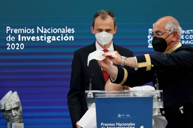 Spanish Science and Innovation Minister s Pedro Duque (C) waits as a worker disinfects the microphone at the opening of the 2020 Spanish Research Prizes awarding ceremony, at El Pardo Palace, in Madrid, Spain, 17 May 2021. Spain s royal couple chairs Spanish Research Prizes awarding ceremony !ACHTUNG: NUR REDAKTIONELLE NUTZUNG!  Copyright: xChemaxMoyax GRAF9250 20210517-637568494598649396