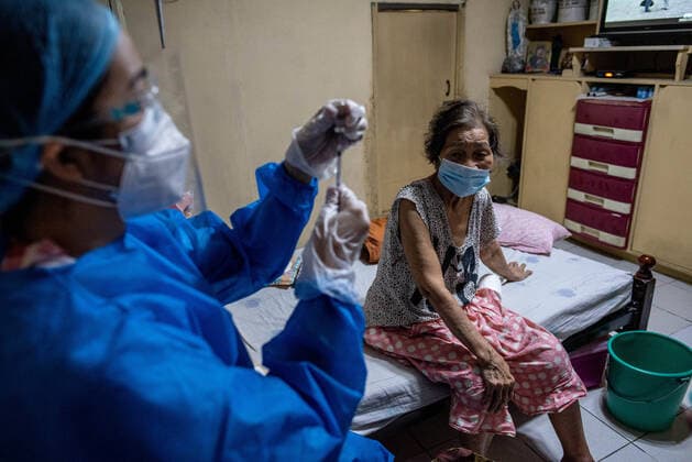 Vaccination Of Bedridden And Senior Citizens In Manila, Philippines A health worker prepares a syringe with Sinovac Biotech™s Coronavac vaccine for COVID-19 during a house to house vaccination of bedridden and senior citizens in Manila, Philippines, on May 17, 2021. Manila Metro Manila Philippines david-vaccinat210517_np8b6  Copyright: xLisaxMariexDavidx