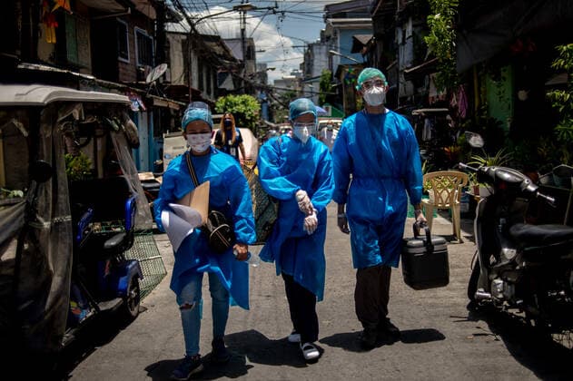 Vaccination Of Bedridden And Senior Citizens In Manila, Philippines Health workers walk along a residential area during a house to house vaccination of bedridden and senior citizens against COVID-19, in Manila, Philippines, on May 17, 2021. Manila Metro Manila Philippines david-vaccinat210517_npgol  Copyright: xLisaxMariexDavidx