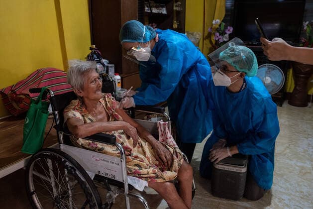 Vaccination Of Bedridden And Senior Citizens In Manila, Philippines A senior citizen receives her second dose of Sinovac Biotech™s Coronavac vaccine for COVID-19 during a house to house vaccination of bedridden and senior citizens in Manila, Philippines, on May 17, 2021. Manila Metro Manila Philippines david-vaccinat210517_npDOJ  Copyright: xLisaxMariexDavidx
