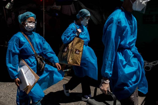 Vaccination Of Bedridden And Senior Citizens In Manila, Philippines Health workers in personal protective equipment (PPE) walk along a residential area during a house to house vaccination of bedridden and senior citizens against COVID-19, in Manila, Philippines, on May 17, 2021. Manila Metro Manila Philippines david-vaccinat210517_npvPl  Copyright: xLisaxMariexDavidx