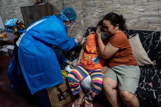 Vaccination Of Bedridden And Senior Citizens In Manila, Philippines A senior citizen receives her second dose of Sinovac Biotech™s Coronavac vaccine for COVID-19 during a house to house vaccination of bedridden and senior citizens in Manila, Philippines, on May 17, 2021. Manila Metro Manila Philippines david-vaccinat210517_np1hn  Copyright: xLisaxMariexDavidx