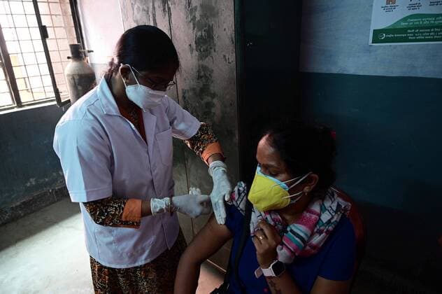 May 17, 2021, Prayagraj, Uttar Pradesh, India: Prayagraj: A medical worker inoculates Covid19 vaccine to a beneficiary at Bahariya village in Prayagraj on Monday, May 17, 2021. Prayagraj India - ZUMAv115 20210517_zap_v115_010 Copyright: xPrabhatxKumarxVermax