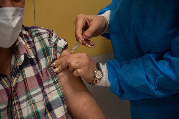 Iran: Vaccination of People over 75 years An Iranian elderly man wearing a protective face mask receives a dose of the China s Sinopharm new coronavirus disease (COVID-19) vaccine in the Iranmall shopping complex in northwest of Tehran. Tehran Iran Iranmall Copyright: SobhanxFarajvan