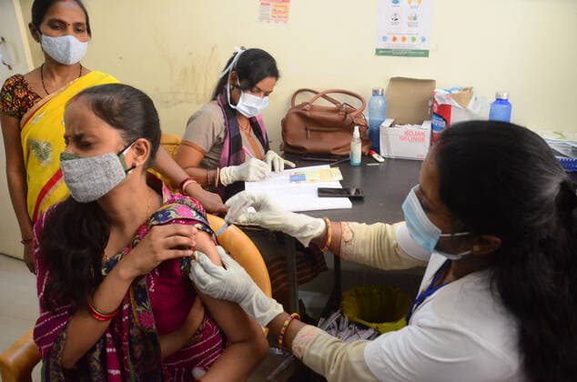 May 17, 2021, Prayagraj, Uttar Pradesh, India: Prayagraj: A medical worker inoculates Covid19 vaccine to a beneficiary during second wave of CORONAVIRUS in Prayagraj. Prayagraj India - ZUMAv115 20210517_zap_v115_014 Copyright: xPrabhatxKumarxVermax
