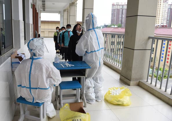 (210517) -- LU AN, May 17, 2021 -- A medical worker collects a swab sample of a student for nucleic acid testing at a primary school in Lu an, east China s Anhui Province, May 17, 2021. Lu an started to conduct a second round of nucleic acid testing for people in the city s main districts and in key areas from Monday to Wednesday, according to the commission. Authorities conducted the first round of testing from May 14 to 16 in the city proper, with more than 1 million samples collected. ) CHINA-ANHUI-LU AN-COVID-19-TEST (CN) ZhouxMu 