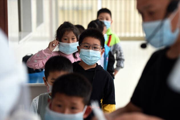(210517) -- LU AN, May 17, 2021 -- Students wait to receive nucleic acid testing at a primary school in Lu an, east China s Anhui Province, May 17, 2021. Lu an started to conduct a second round of nucleic acid testing for people in the city s main districts and in key areas from Monday to Wednesday, according to the commission. Authorities conducted the first round of testing from May 14 to 16 in the city proper, with more than 1 million samples collected. ) CHINA-ANHUI-LU AN-COVID-19-TEST (CN) ZhouxMu 