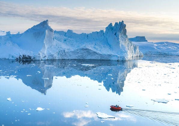 IMAGO Nature: Unsere Erde, Klimawandel, Arktische und Antarktische Eisschmelze Icebergs In Greenland Icebergs near Ilulissat, Greenland. Climate change is having a profound effect in Greenland with glaciers and the Greenland ice cap retreating. Ilulissat Greenland pedersen-icebergs210516_npblT  Copyright: xUlrikxPedersenx