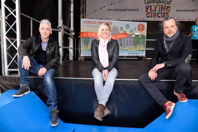 Bilder des Jahres 2021, Entertainment 05 Mai Entertainment Themen der Woche KW20 Entertainment Bilder des Tages Michael Mittermeier, Claudia Koreck und Gerd Baumann bei der Pressekonferenz zum Open-Air-Sommer 2021 mit dem Eulenspiegel Flying Circus im Innenhof des Deutschen Museums. München, 17.05.2021 *** Michael Mittermeier, Claudia Koreck and Gerd Baumann at the press conference for the Open Air Summer 2021 with the Eulenspiegel Flying Circus in the courtyard of the Deutsches Museum Munich, 17 05 2021 Foto:xS.xAdamx xFuturexImage