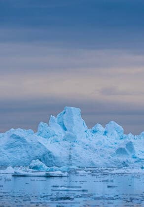 IMAGO Nature: Unsere Erde, Klimawandel, Arktische und Antarktische Eisschmelze Icebergs In Greenland Icebergs near Ilulissat, Greenland. Climate change is having a profound effect in Greenland with glaciers and the Greenland ice cap retreating. Ilulissat Greenland pedersen-icebergs210515_np0JW  Copyright: xUlrikxPedersenx
