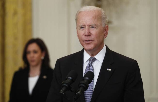 May 17, 2021, Washington, District of Columbia, USA: United States Vice President Kamala Harris (L) listens as US President Joe Biden delivers remarks on the COVID-19 response and the vaccination program from the East Room of the White House in Washington, DC, USA, 17 May 2021. The President announced the US will share its excess vaccines with other nations Washington USA - ZUMAs152 20210517_zaa_s152_033 Copyright: xShawnxThewx-xPoolxViaxCnpx