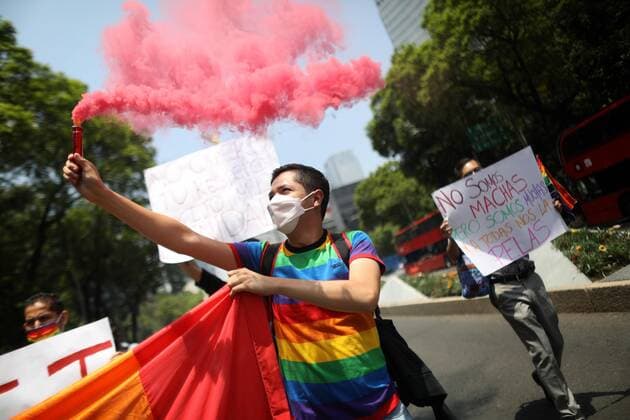 News Bilder des Tages Members of the LGBT Community protest in Mexico City, Mexico, 17 May 2021. The LGBT community of Mexico demanded this Monday, International Day against Homophobia, Transphobia and Biphobia, the end of hate crimes after the country registered at least 79 murders against the group despite the covid-19 pandemic . EFE Sáshenka Gutiérrez Mexico s LGBT community demands an end to murders, which continue despite pandemic !ACHTUNG: NUR REDAKTIONELLE NUTZUNG!  Copyright: xSáshenkaxGutiérrezx MEX2150 20210517-637568875417292392