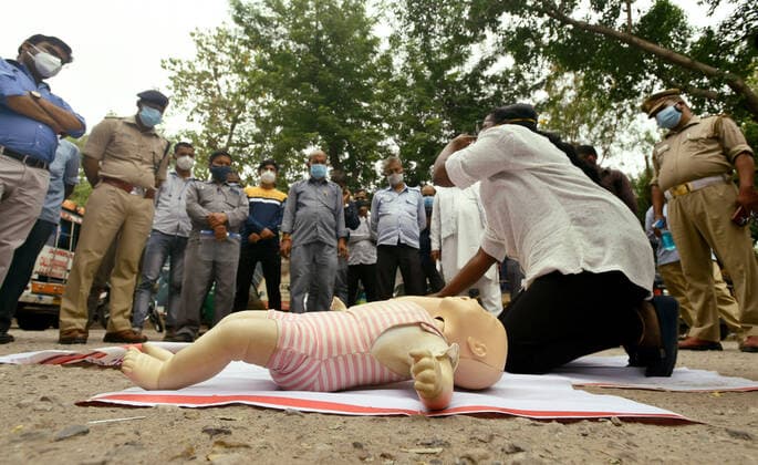 News Bilder des Tages NOIDA, INDIA - MAY 17: Drivers of the auto-ambulances being trained to perform basic emergency health support to patients like cardiopulmonary resuscitation (CPR) to support breathing in patients at Noida traffic police centre, Sector 14A on May 17, 2021 in Noida, India. Twenty auto-rickshaws fitted with oxygen support started in Gautam Buddh Nagar on Monday to ferry COVID-19 patients to hospitals. The joint initiative has been taken by the Noida auto association and traffic police. The service aims to help patients in covid times. (Photo by Sunil Ghosh Hindustan Times) Noida Traffic Police Flags Off Auto Ambulances
