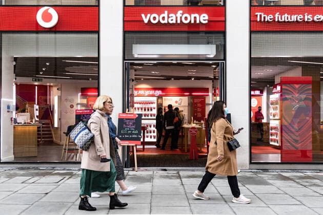 May 17, 2021, London, United Kingdom: People passing Vodafone telecom shop. The Prime Minister announced that England can proceed to Stage Three on May 17, 2021. Most shops can reopen including indoor. London United Kingdom - ZUMAs197 20210517_zaa_s197_395 Copyright: xMayxJamesx