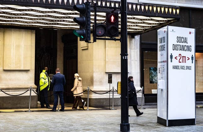 May 17, 2021, London, United Kingdom: People queuing outside Selfridges shopping mall. The Prime Minister announced that England can proceed to Stage Three on May 17, 2021. Most shops can reopen including indoor. London United Kingdom - ZUMAs197 20210517_zaa_s197_399 Copyright: xMayxJamesx