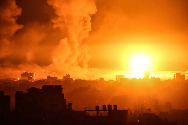 Bilder des Jahres 2021, News 05 Mai News Themen der Woche KW20 News Bilder des Tages May 17, 2021, Gaza, Gaza Strip, Palestinian Territory: Fire and smoke rise above buildings in Gaza City as Israeli warplanes target the Palestinian enclave, on May 18, 2021 Gaza Palestinian Territory - ZUMAap3_ 20210517_zaf_ap3_353 Copyright: xBasharxTalebx