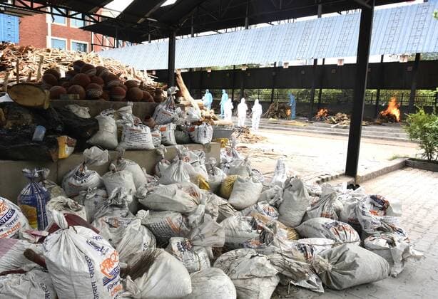 GURUGRAM, INDIA - MAY 17: Sacks containing the ashes of Covid-19 victims seen lying at a crematorium in Sector 32, on May 17, 2021 in Gurugram, India. (Photo by Vipin Kumar Hindustan Times) Daily Life Amid Second Wave Of COVID-19 Pandemic In India