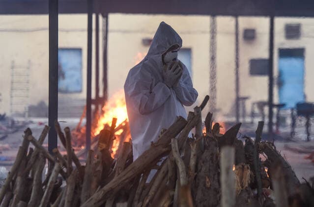 NEW DELHI, INDIA - MAY 17: A relative of a person who died due to Covid-19 performs the last rites at Lodhi Road crematorium, on May 17, 2021 in New Delhi, India. (Photo by Amal KS Hindustan Times) Daily Life Amid Second Wave Of COVID-19 Pandemic In India