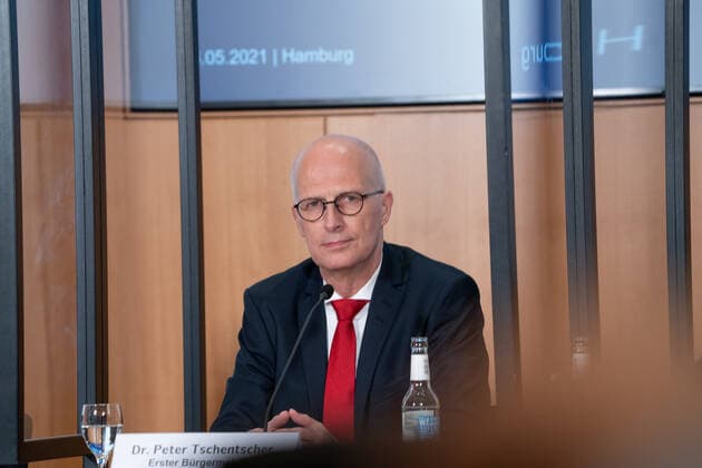 Hamburger Senat informiert über Lockerungen der Corona-Maßnahmen auf Landespressekonferenz im Rathaus Hamburg -Hamburger Senat informiert über Lockerungen der Corona-Maßnahmen auf Landespressekonferenz im Rathaus Hamburg - Peter Tschentscher, Erster Bürgermeister .;Hamburger Senat informiert über Lockerungen der Corona-Maßnahmen auf Landespressekonferenz im Rathaus Hamburg - Peter Tschentscher, Erster Bürgermeister ., Hamburg Hamburg Deutschland Rathaus