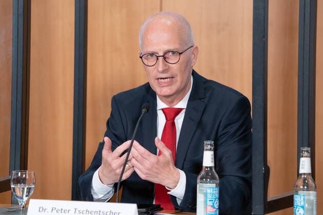 Hamburg Senate informs about easing of Corona measures at State Press Conference in Hamburg City Hall Hamburg Senate informs about easing of Corona measures at State Press Conference in Hamburg City Hall Peter Tschentscher, First Mayor Hamburg Senate informs about easing of Cor