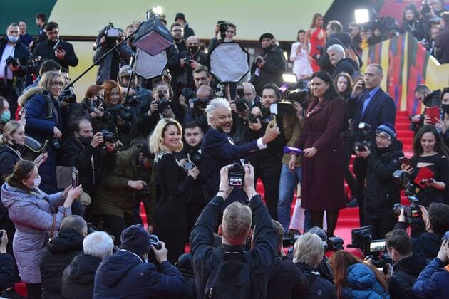 Bilder des Jahres 2021, Entertainment 05 Mai Entertainment Themen der Woche KW20 Entertainment Bilder des Tages Opening ceremony on the 43rd. Moscow International Film Festival. Red Road . Theater Russia , Strastnoy Boulevard, Moscow 22 April 2021. On the picture: Philip Kirkorov surrounded by paparazzi Photo: Pavel Kashaev PavelxKashaev