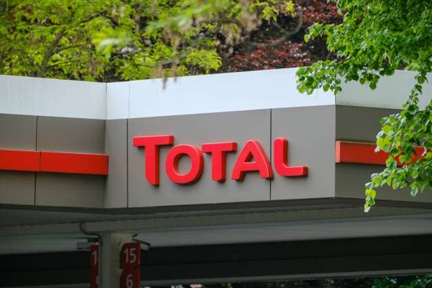 Düsseldorf 18.05.2021 Total Tankstelle Logo Schriftzug Leuchtreklame Benzinpreis Benzin Treibstoff Preiserhöhung Rohöl-Knappheit Düsseldorf Nordrhein-Westfalen Deutschland *** Dusseldorf 18 05 2021 Total gas station logo lettering neon sign gasoline price petrol fuel price increase crude oil shortage Dusseldorf North Rhine Westphalia Germany