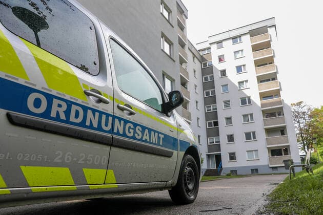 Covid outbreak in Velbert high-rise In two high-rise buildings in Velbert Birth, the Indian virus mutation of the Corona virus was detected in one person, 19 other people have been tested positive for Covid so far More than 200 residents are under quarantine under guard of the Public Order Office and the German Red Cross The n