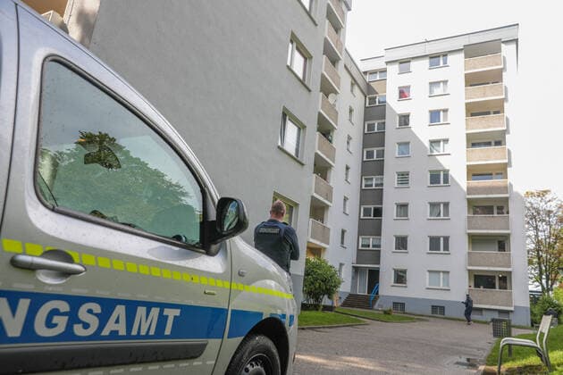 Covid outbreak in Velbert high-rise In two high-rise buildings in Velbert Birth, the Indian virus mutation of the Corona virus was detected in one person, 19 other people have been tested positive for Covid so far More than 200 residents are under quarantine under guard of the Public Order Office and the German Red Cross The n