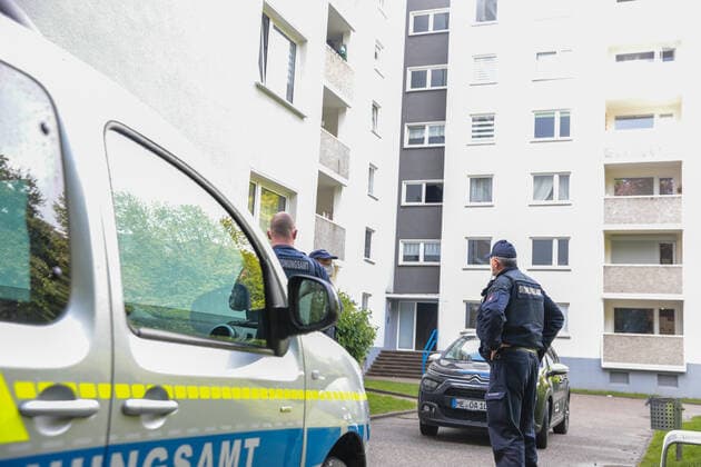 Covid outbreak in Velbert high-rise In two high-rise buildings in Velbert Birth, the Indian virus mutation of the Corona virus was detected in one person, 19 other people have been tested positive for Covid so far More than 200 residents are under quarantine under guard of the Public Order Office and the German Red Cross The n