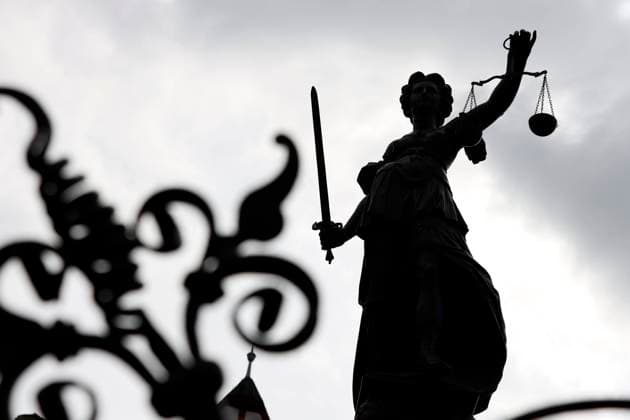 Die Justitia auf dem Gerechtigkeitsbrunnen auf dem Römerberg. Justitia stand in der römischen Mythologie für die ausgleichende Gerechtigkeit und steht in der Neuzeit für die strafende Gerechtigkeit oder das Rechtswesen an sich. (Themenbild, Symbolbild) Frankfurt am Main, 16.05.2021 *** Justitia on the Fountain of Justice on the Römerberg In Roman mythology, Justitia stood for balancing justice and in modern times she stands for punitive justice or the legal system itself Theme image, symbolic image Frankfurt am Main, 16 05 2021 Foto:xC.xHardtx xFuturexImage