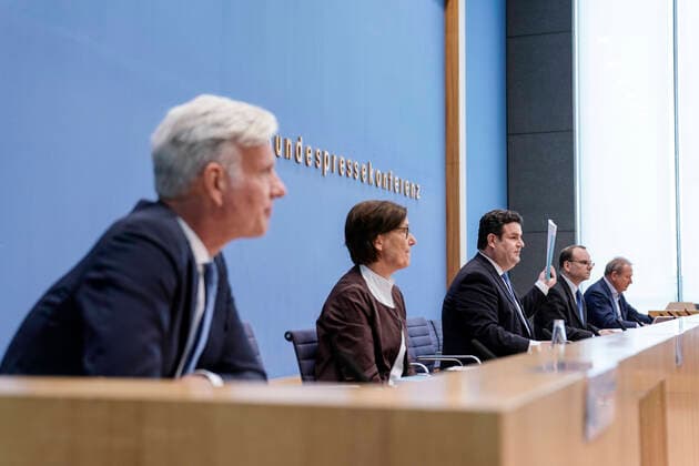 Bundespressekonferenz zum Thema Uebergabe des Arbeitsweltberichtes Aktuell,18.5.2021,Berlin,Bundesarbeitsminister Hubertus Heil gemeinsam mit Isabel Rothe, Mitglied des Rats der Arbeitswelt und Praesidentin der Bundesanstalt für Arbeitsschutz und Arbeitsmedizin (BAuA), Stephan Schwarz, Mitglied des Rats der Arbeitswelt, Geschaeftsfuehrender Gesellschafter des Familienunternehmens Gebaeudereinigung GRG Services Berlin und ehem. Praesident der Handwerkskammer Berlin, Frank Bsirske, ehemaliger Vorsitzender der Vereinten Dienstleistungsgewerkschaft (ver.di), Tim Szent-Ivanyi von der Bundespressekonferenz und RedaktionsNetzwerk Deutschlandbei der Bundespressekonferenz zum Thema Uebergabe des Arbeitsweltberichtes Berlin Berlin Deutschland ***