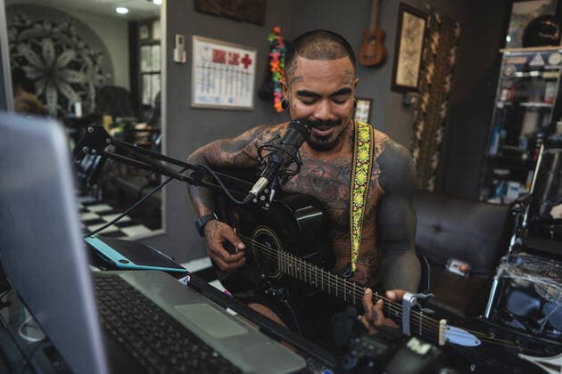 tattoo guy all in tattoos plays the guitar and sings in the tatt Koh Samui, ?.????????????, Thailand CR_NAOS210518-747282-01 ,model released, Symbolfoto