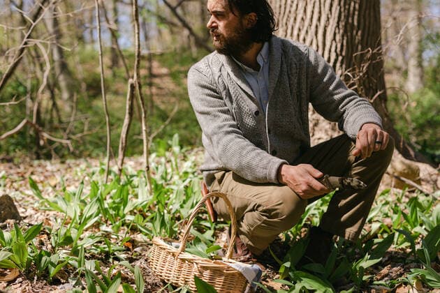 Man looking around woods while foraging for wild ramps Bridgeport, CT, United States CR_CATO210518-748351-01 ,model released, Symbolfoto