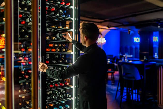sommelier choosing a good wine for his clients Madrid, MD, Spain CR_IVAR210518-749279-01 ,model released, Symbolfoto ,property released
