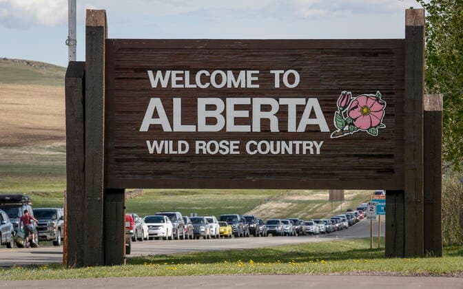 May 18, 2021, Carway, ab, Canada: Southern Alberta residents line up to get shots of a COVID-19 vaccine from a Montana tribe in Carway, Alta., Tuesday, May 18, 2021. Carway Canada  - ZUMAc35_ 20210518_zaf_c35_049 Copyright: xJeffxMcintoshx