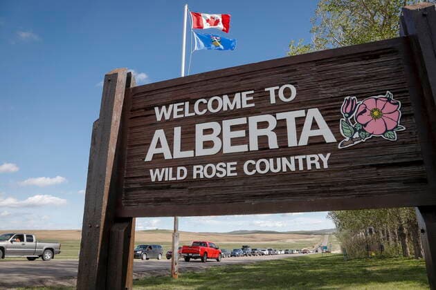 May 18, 2021, Carway, ab, Canada: Southern Alberta residents line up to get shots of a COVID-19 vaccine from a Montana tribe in Carway, Alta., Tuesday, May 18, 2021. Carway Canada  - ZUMAc35_ 20210518_zaf_c35_053 Copyright: xJeffxMcintoshx