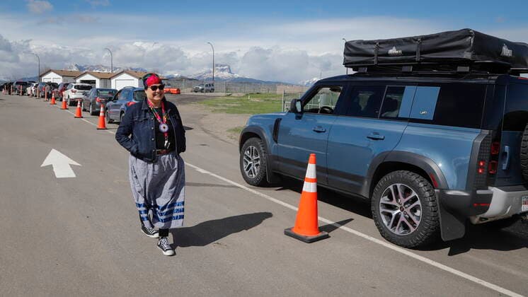 May 18, 2021, Carway, ab, Canada: Bonnie Healey, health director for the Blackfoot Confederacy, chats with southern Alberta residents lining up to get shots of a COVID-19 vaccine from a Montana tribe in Carway, Alta., Tuesday, May 18, 2021. Carway Canada - ZUMAc35_ 20210518_zaf_c35_055 Copyright: xJeffxMcintoshx