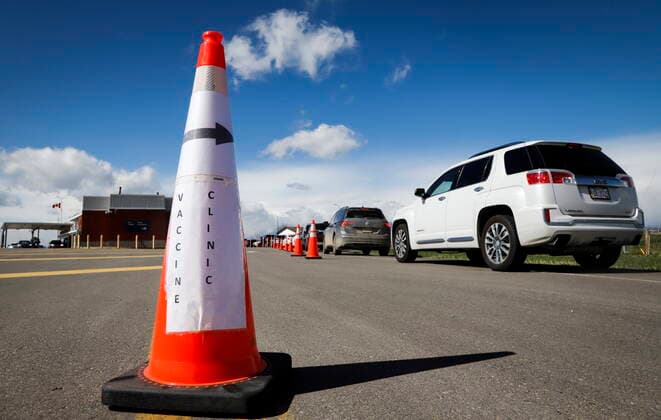 May 18, 2021, Carway, ab, Canada: Southern Alberta residents line up to get shots of a COVID-19 vaccine from a Montana tribe in Carway, Alta., Tuesday, May 18, 2021. Carway Canada  - ZUMAc35_ 20210518_zaf_c35_058 Copyright: xJeffxMcintoshx