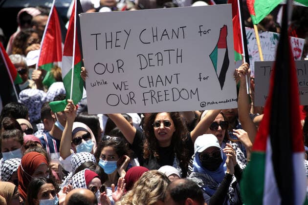 Bilder des Jahres 2021, News 05 Mai News Themen der Woche KW20 News Bilder des Tages May 18, 2021, Ramallah, West Bank, Palestinian Territory: Palestinians protesting against Israel s occupation and its air campaign on the Gaza strip, shout slogans as they face Israeli troops near the settlement of Beit El and Ramallah in the occupied West Bank on May 18, 2021. Heavy air strikes and rocket fire in the Israel-Gaza conflict claimed more lives on both sides as tensions flared in Palestinian day of anger protests in Jerusalem and the occupied West Bank Ramallah Palestinian Territory - ZUMAap3_ 20210518_zaf_ap3_122 Copyright: xIbrahimxAttaiax
